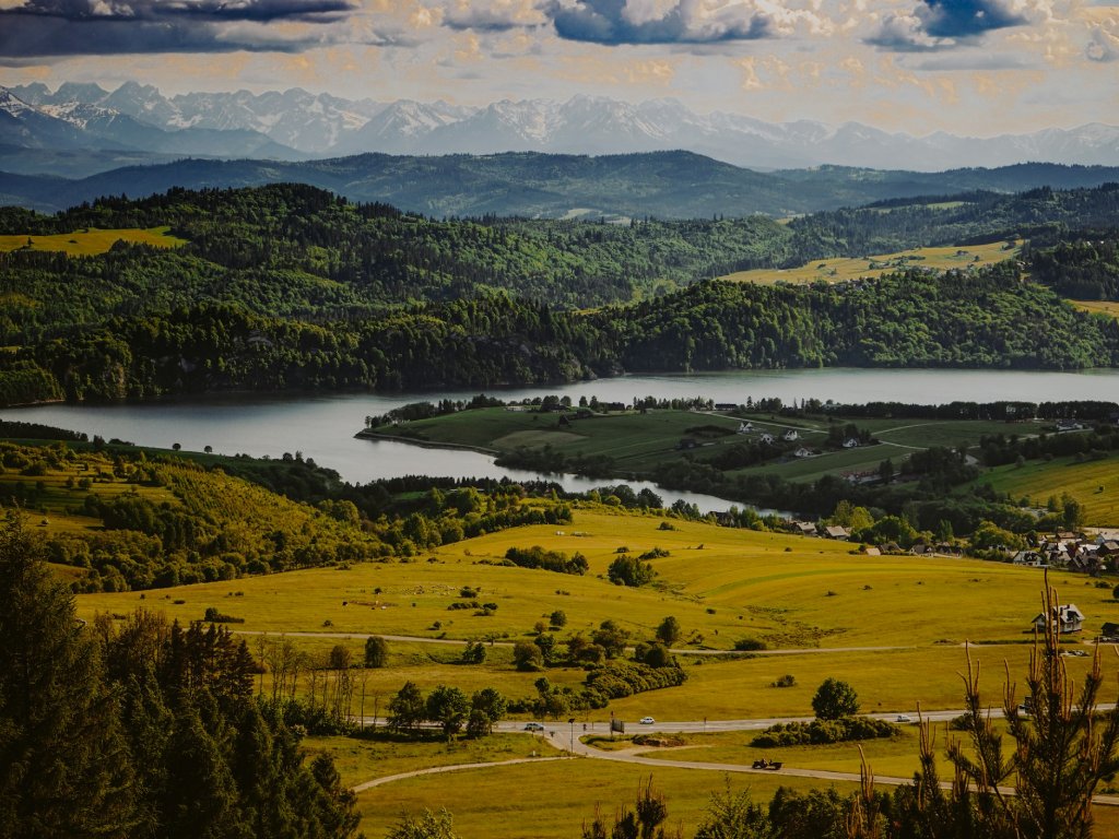 Riding the VeloDunajec rewards you with fantastic views of the Pieniny Mountains.