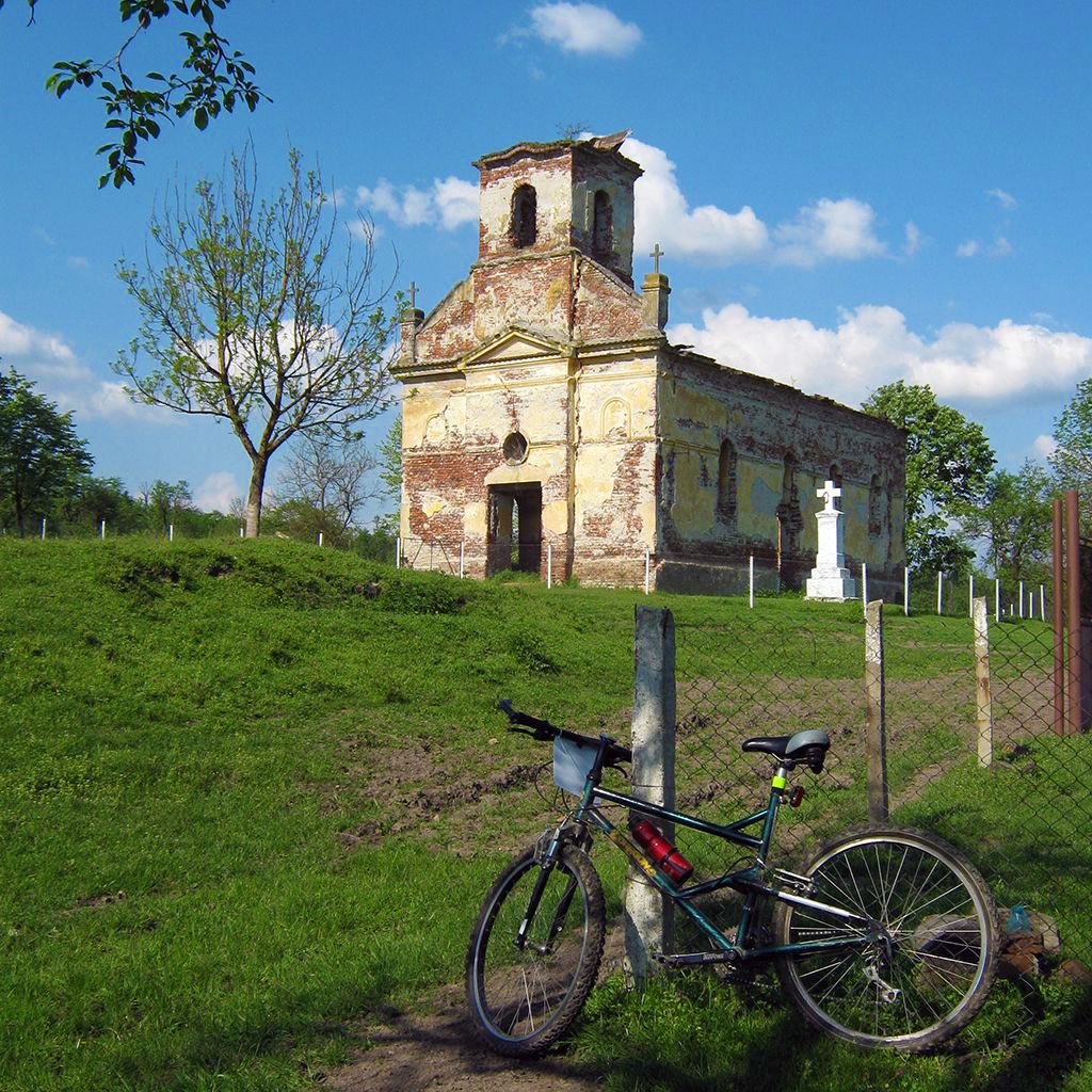 Church in the abandoned village of Nadăș..